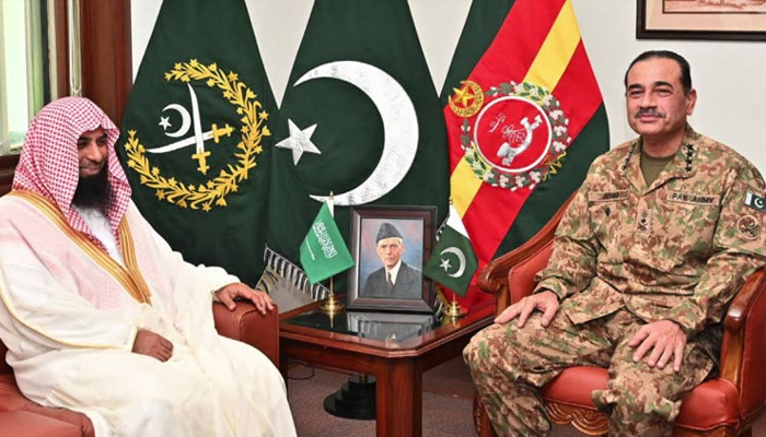 army-chief-with-amam-masjid-nabvi