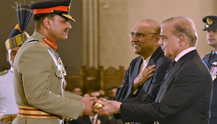 army-chief-pn-giving-fielkedmarshel