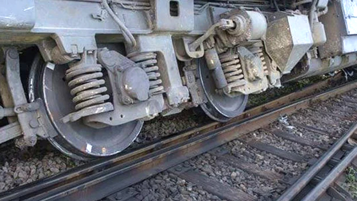 16 hopper wagons of a freight train derailed بڑی خبر،مال بردار ٹرین کی 16 ہوپر ویگنیں پٹری سے اتر گئیں