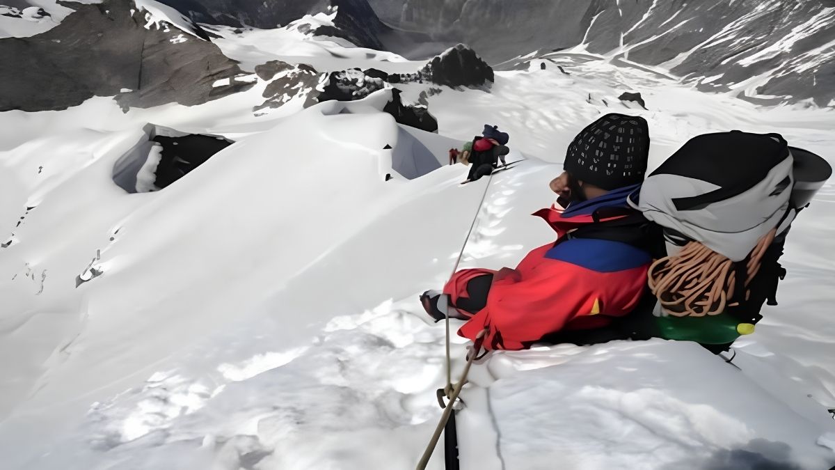 7 climbers trapped by glacier پہاڑوں سے افسوسناک خبر، 7 کوہ پیما گلیشیئر کی زد میں آگئے