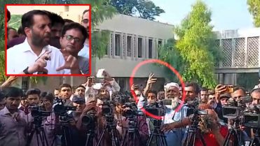 مصطفیٰ کمال کے سامنے احتجاج، سانحے کے ذمہ داروں پر قتل کا مقدمہ بنانے کا مطالبہ