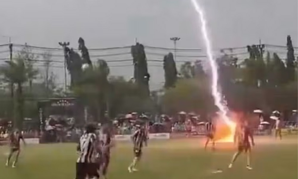 Tragic accident, football player dies after being struck by lightning افسوسناک حادثہ، آسمانی بجلی گرنے سے فٹبال کھلاڑی دم توڑ گیا
