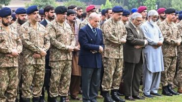 طیارہ حادثے میں شہید افسران کی نماز جنازہ ادا، وزیراعظم اور فیلڈ مارشل کی شرکت