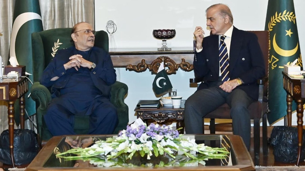 Prime Minister Shehbaz Sharif is expected to meet President Zardari again regarding the situation in Khyber Pakhtunkhwa. خیبرپختونخوا کی صورتحال پر وزیراعظم شہباز شریف کی صدر زرداری سے دوبارہ ملاقات متوقع
